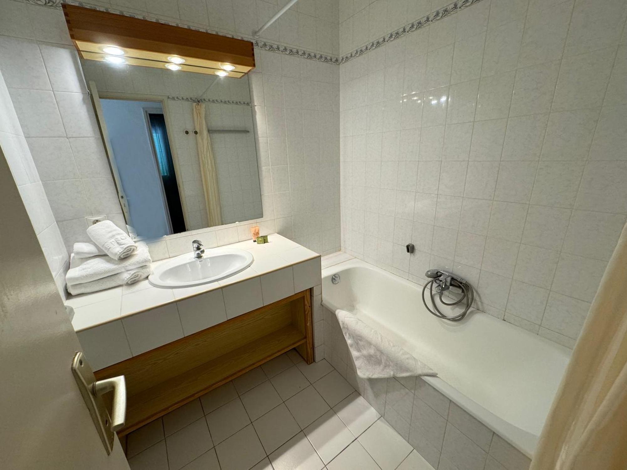 Parc Et Residence Le Provencal Hyères Екстериор снимка